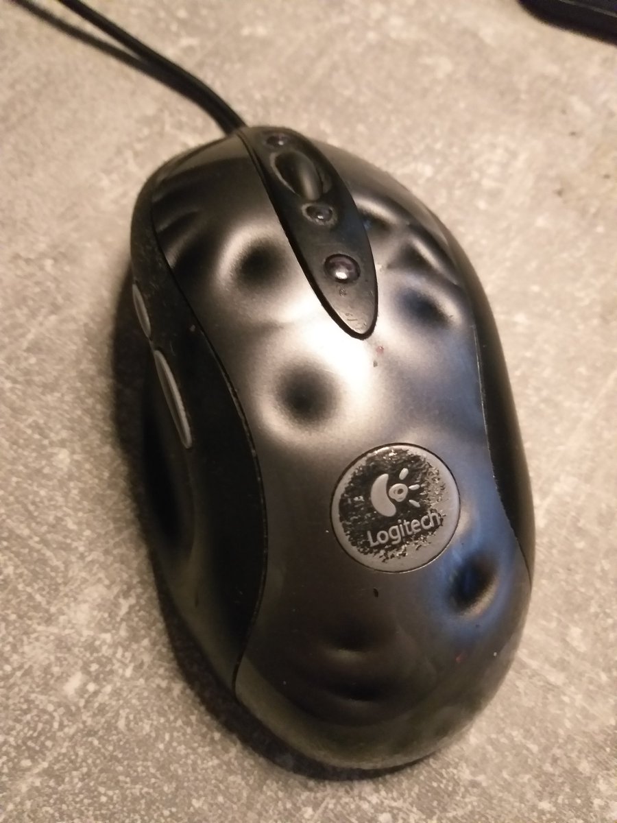 NumiChan_art's tweet photo. (M)Eine Ära geht zu Ende #Logitech #MX518 .... *schweigeminute*  
Die Maus hat trotz fast 15 Jahre auf dem Buckel bis gestern auch noch funktioniert, mit regelmäßigem Dis- und Reconnecten... die Treiberaktualisierung fehlt halt... #RIP #besteMausderWelt https://t.co/IRRKAYVr6e