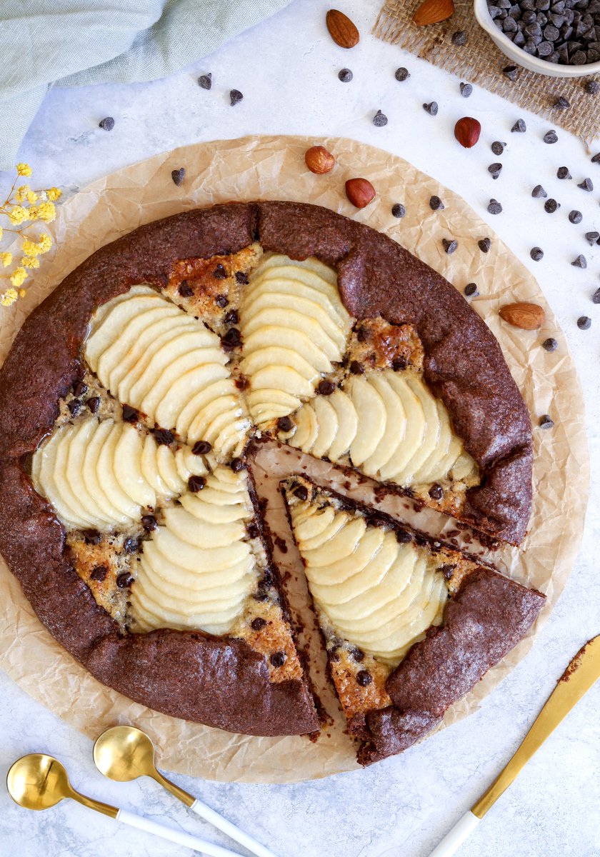 Perleensucre's tweet photo. Et si on faisait une tarte rustique aux poires et au chocolat 😍 ? C'est une recette gourmande en toute simplicité ! Il suffit d’étaler la pâte à tarte, d’ajouter la garniture au centre, de rabattre les bords, d'enfourner ET de se régaler 😋 https://t.co/CYlUaVRR3Z #miam #vegan https://t.co/x6qMucz9Tu