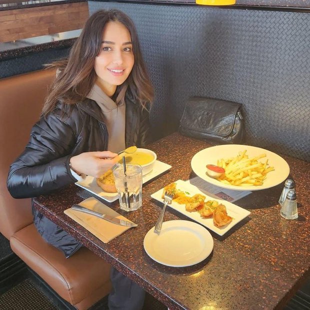 حلا بعد خلع الحجاب .
تبدوا امرأه طبيعيه عايشه بزمنها لا اكثر . 
مشكلتنا من يختزلون الدين بمظهر الزامي وللنساء تحديدا. علما ان باقي الديانات السماويه تجاوزت هذه الجدليه والتحيز نحو النساء في الزامهن بالتدين الشكلي .