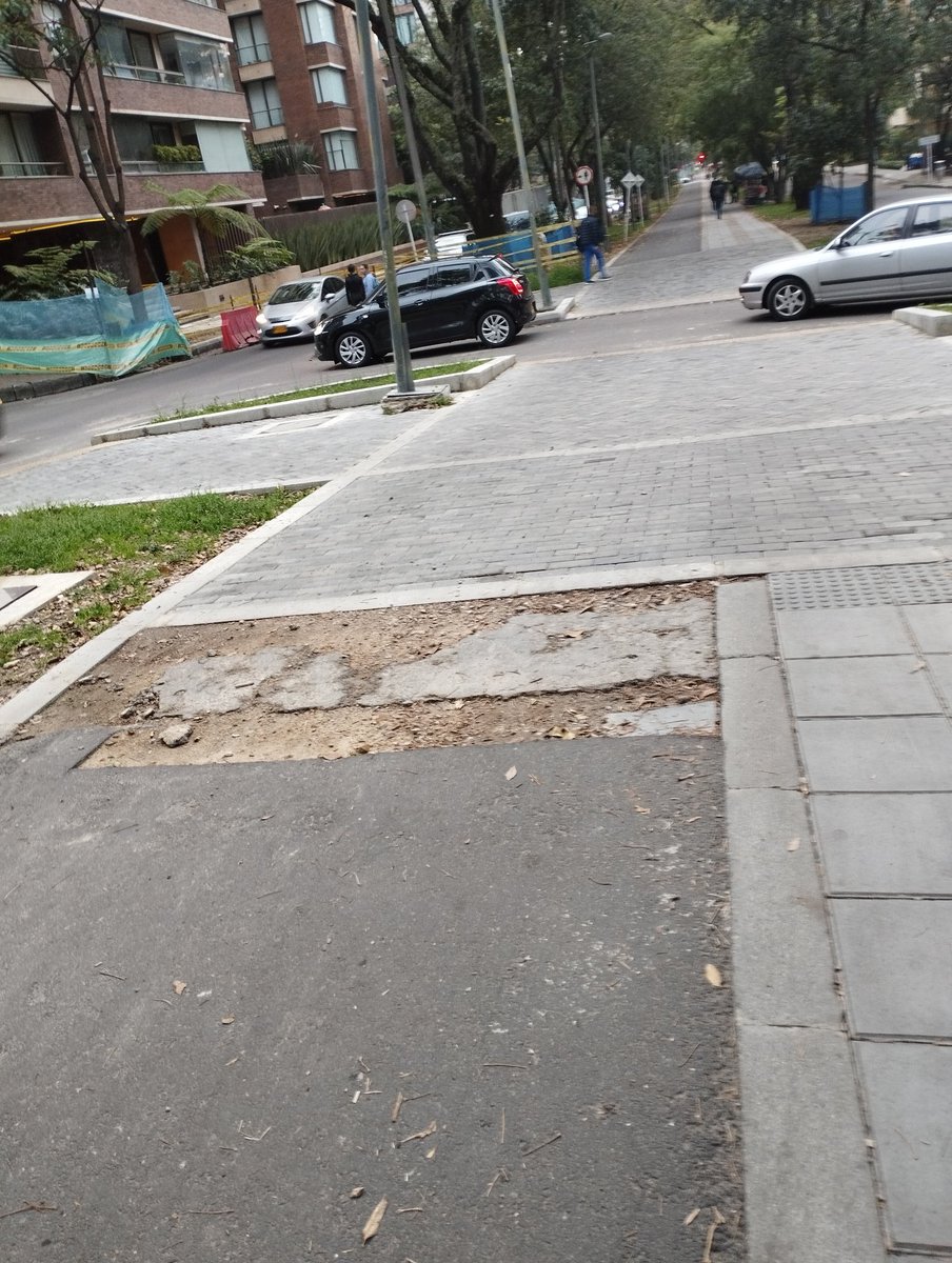 maguvee's tweet photo. Señores @idubogota nos pueden contar cuando van a terminar esta obra de la cicloruta cll 92? Y en qué condiciones la van a dejar? Cómo ciclistas y peatones hemos estado lidiando un año, con remates y rampas mal empatadas, baches y huecos y rampas  #cicloruta #obras
#comovamos https://t.co/NfZYdHagk2