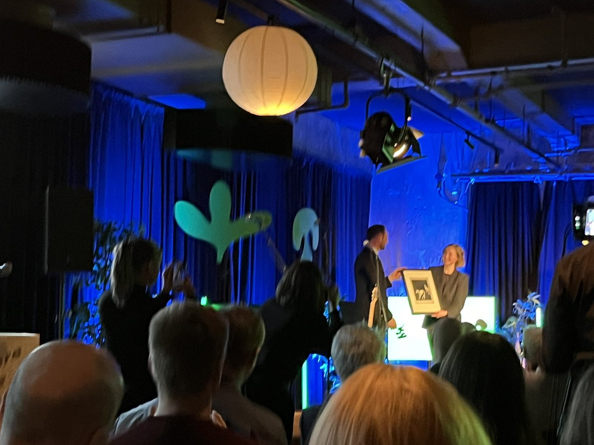 annkytr's tweet photo. «Du betyr mer enn du tror» sier @AnjaBRii i det hun mottar velfortjent klimapris. Det gjør du også, Anja! Gratulerer 
@FIVH @skift_norge #Klimafestivalen https://t.co/mHlM6RU4Ey