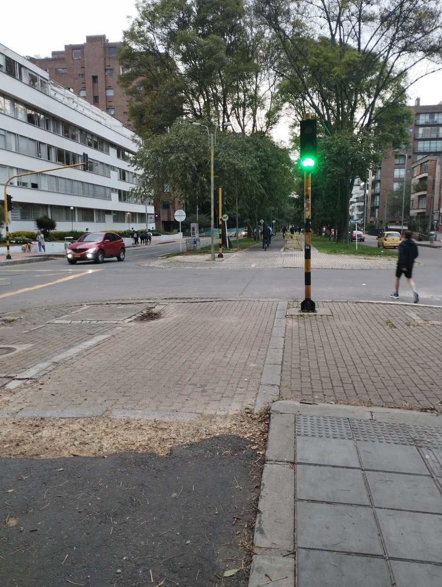 maguvee's tweet photo. Señores @idubogota nos pueden contar cuando van a terminar esta obra de la cicloruta cll 92? Y en qué condiciones la van a dejar? Cómo ciclistas y peatones hemos estado lidiando un año, con remates y rampas mal empatadas, baches y huecos y rampas  #cicloruta #obras
#comovamos https://t.co/NfZYdHagk2