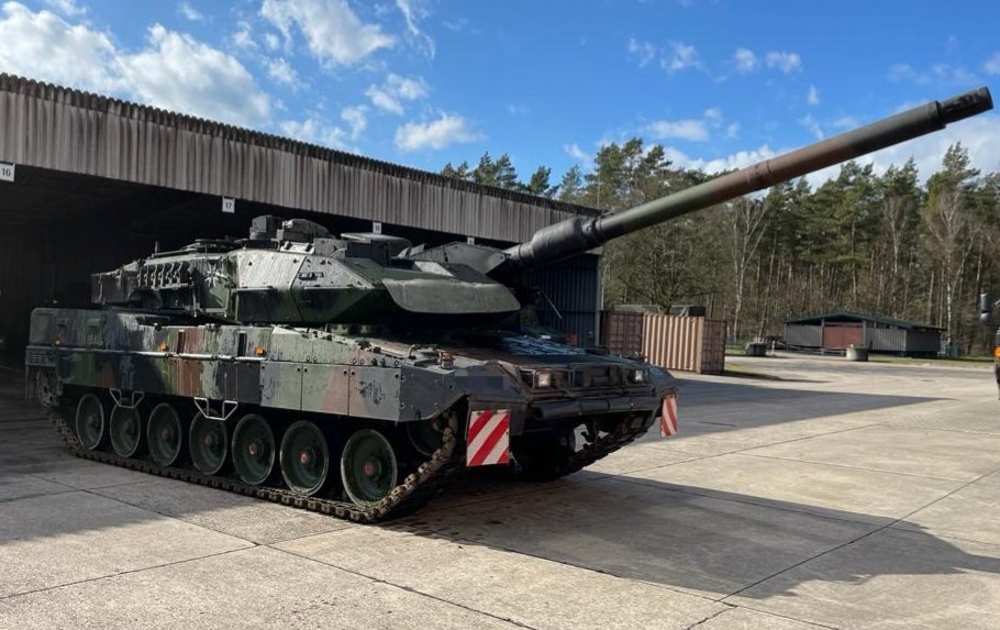 hel1pad's tweet image. So...es ist an der Zeit, das heutige Rätsel zu lösen. Es wird nicht ein #Leopard.  Nein, es werden zwei nach Bückeburg kommen: #Leopard2A7V und #Leopard1A5