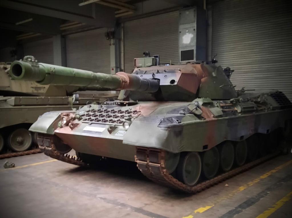 hel1pad's tweet image. So...es ist an der Zeit, das heutige Rätsel zu lösen. Es wird nicht ein #Leopard.  Nein, es werden zwei nach Bückeburg kommen: #Leopard2A7V und #Leopard1A5