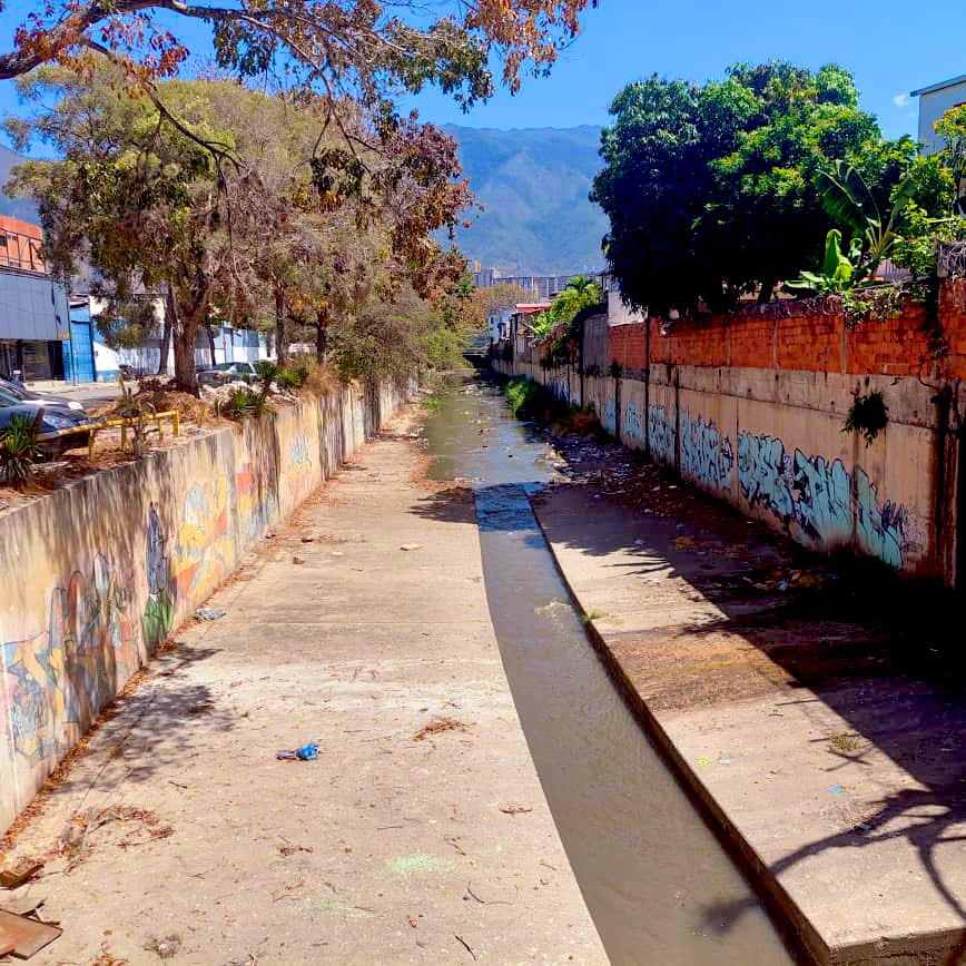 LaCaliforniaSu1's tweet photo. ATENCIÓN URGENTE @imapsas @EquipoSucre @jvrangelavalos @HectoRodriguez @lAlcaldiasucre EN ESTAS CONDICIONES SE ENCUENTRA LA QUEBRADA TOCOME DETRÁS DE LA CALLE MADEIRA CERCA DEL RÍO GUAIRE EN LA CALIFORNIA SUR, URGE ENVÍEN CUADRILLAS DE LIMPIEZA ANTES QUE LLEGUEN LAS LLUVIAS https://t.co/DBIVwWM8GF