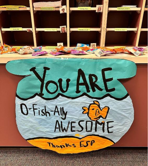 mukilteoschools's tweet photo. Education Support Professionals are being celebrated across the district this week. Check out this adorable sign (with snacks of course)🐠 for ESP’s at @HarbourPointeMS !🥰#WeLoveOurESPs #ESPWeek2023 https://t.co/8lxwCKpqf4