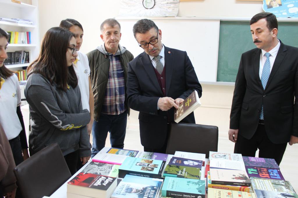 sinopilmem's tweet photo. 📍Sinop Anadolu Lisesi’ni ziyaret ederen İl Müdürümüz Sn Ercan YILDIZ,öğrenci ve öğretmenlerimizle biraraya gelerek hasbihalde bulundu.Müdürümüz ziyaretinde özenle seçtiği günümüz yazar ve şairlerine ait kitapları okul kütüphanesine hediye etti.📚
👇
@tcmeb 
@YLDZercan1957 https://t.co/7edLv8ixgC