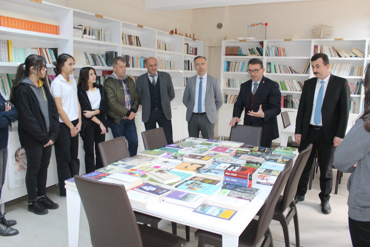 sinopilmem's tweet photo. 📍Sinop Anadolu Lisesi’ni ziyaret ederen İl Müdürümüz Sn Ercan YILDIZ,öğrenci ve öğretmenlerimizle biraraya gelerek hasbihalde bulundu.Müdürümüz ziyaretinde özenle seçtiği günümüz yazar ve şairlerine ait kitapları okul kütüphanesine hediye etti.📚
👇
@tcmeb 
@YLDZercan1957 https://t.co/7edLv8ixgC