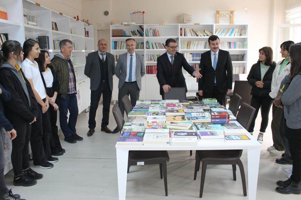 sinopilmem's tweet photo. 📍Sinop Anadolu Lisesi’ni ziyaret ederen İl Müdürümüz Sn Ercan YILDIZ,öğrenci ve öğretmenlerimizle biraraya gelerek hasbihalde bulundu.Müdürümüz ziyaretinde özenle seçtiği günümüz yazar ve şairlerine ait kitapları okul kütüphanesine hediye etti.📚
👇
@tcmeb 
@YLDZercan1957 https://t.co/7edLv8ixgC