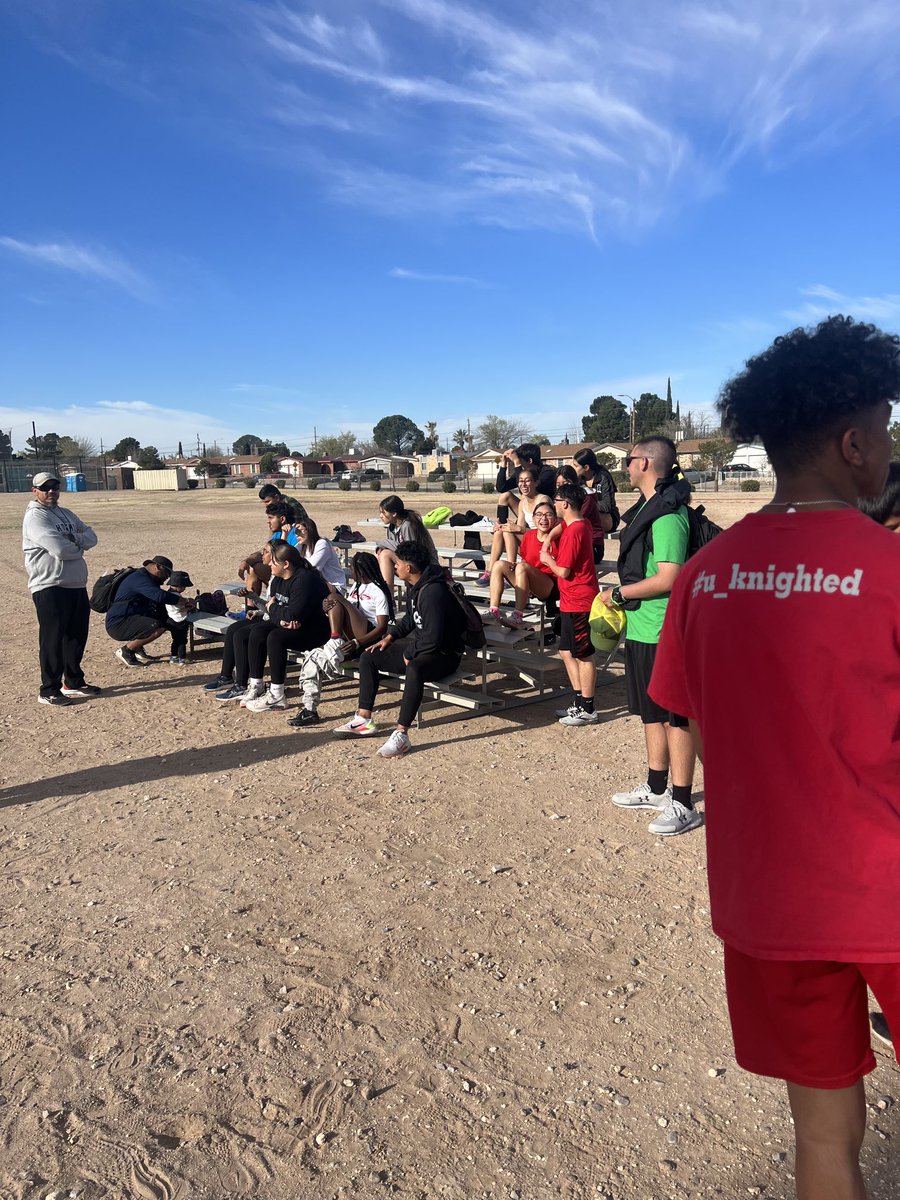 HanksXC_TF's tweet image. Long jump at the inter squad meet  #springbreakfun!!! ⁦@RCadena2001LTD⁩ ⁦@Coach_Veliz⁩
