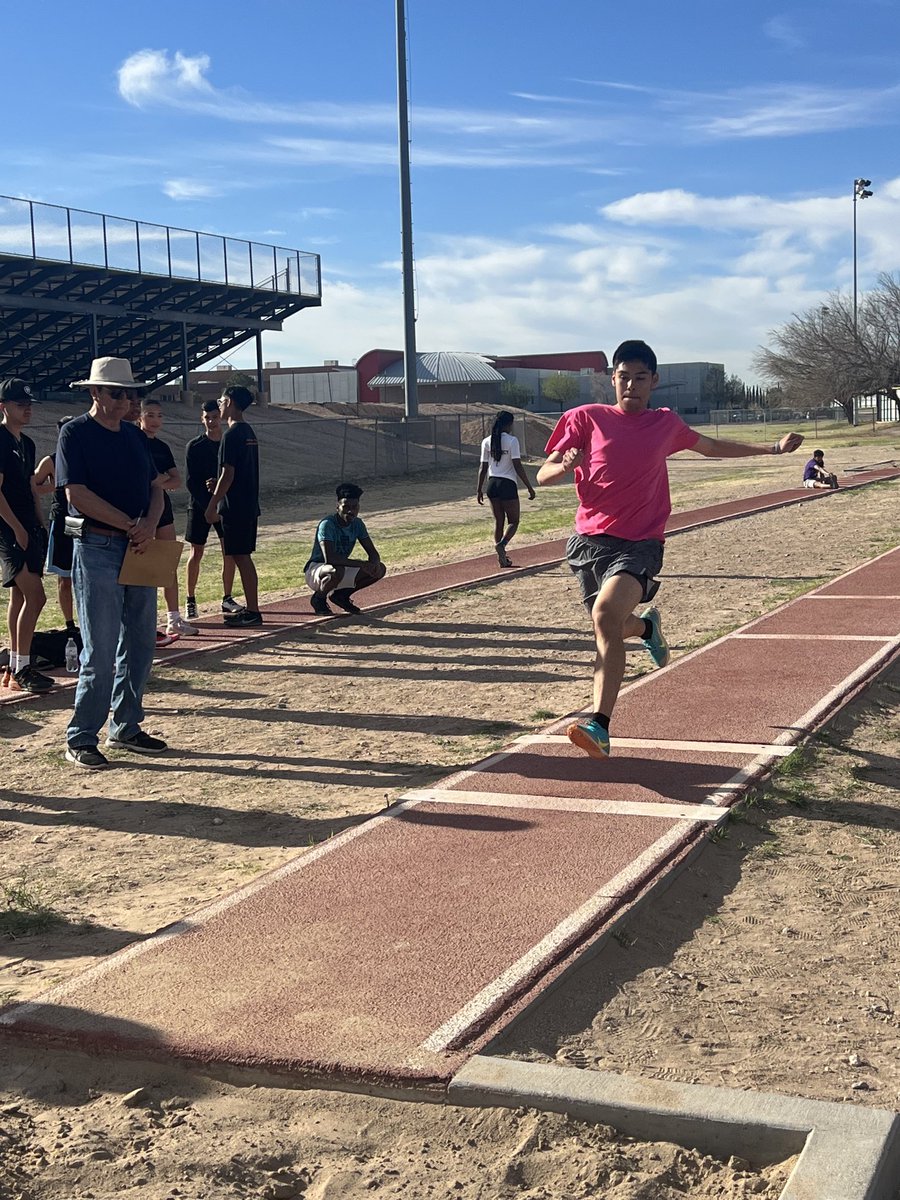 HanksXC_TF's tweet image. Long jump at the inter squad meet  #springbreakfun!!! ⁦@RCadena2001LTD⁩ ⁦@Coach_Veliz⁩