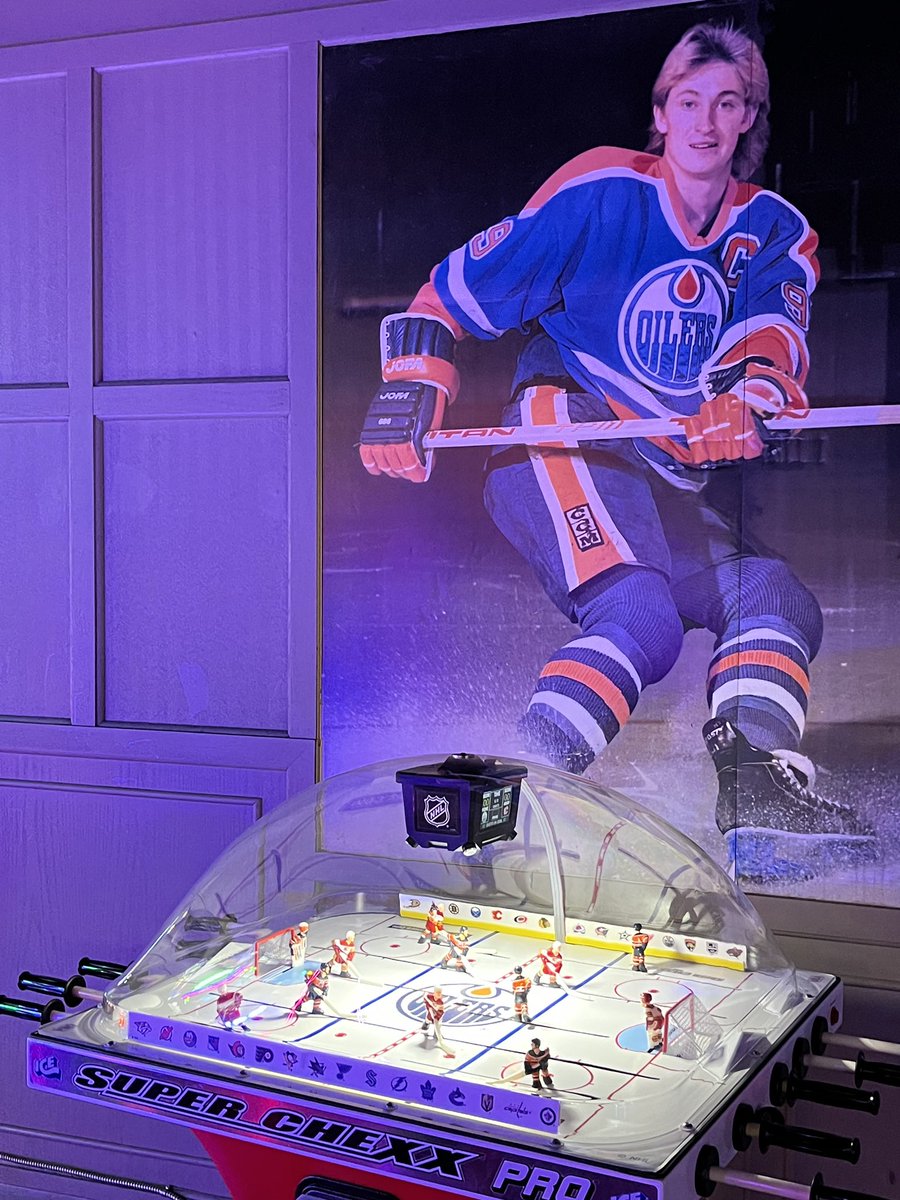 ICESuperChexx's tweet photo. The Great One! @WayneGretzky https://t.co/1FXbxEJg7P