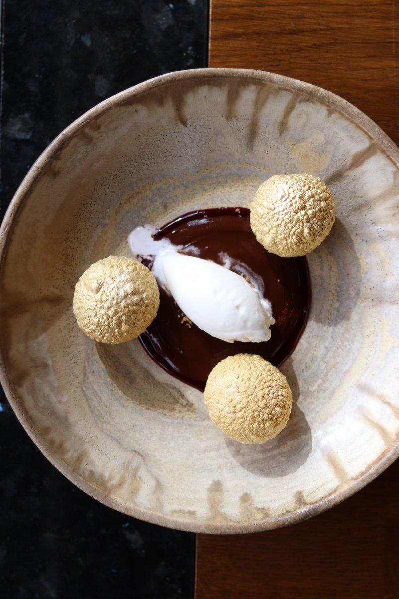 ¿Eres amante del chocolate? Esta opción de postre es perfecta para terminar.

Haz tu reserva a través de nuestra web (link en bio) o llamando a 91 555 93 33

📍 Paseo de la Castellana, 115

#beLatasia #LatasiaRules #casadecomidas #finolatasino #foodie #food #madrid