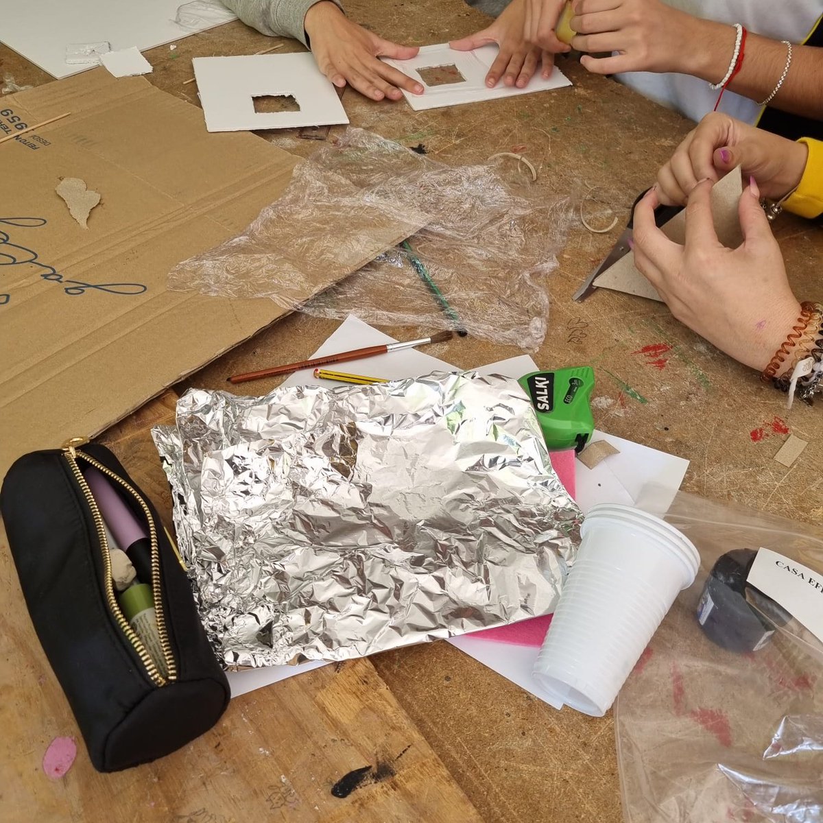 Utilitzant l’orientació de l’edifici, el disseny arquitectònic i amb materials apropiats es pot utilitzar l’energia del sol 🌞per donar calor i mantenir l'edifici fresc🙂
Estudiants d'ESO construeixen cases solars🏡 amb materials diaris. Llavors proven les seves cases.
#SeràsUIB