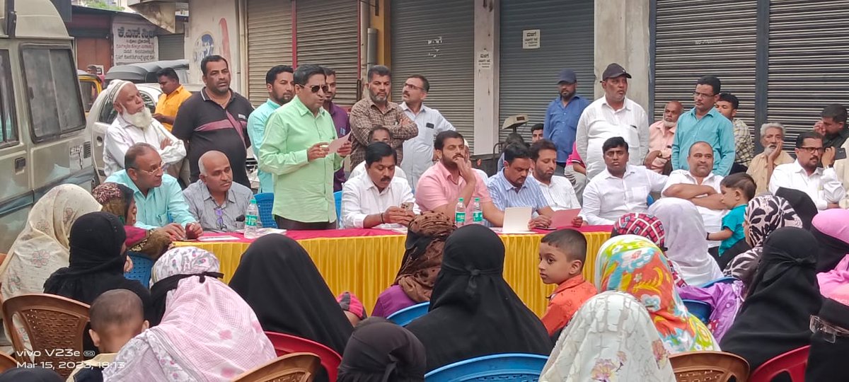 KBP_Smg's tweet photo. ನಮ್ಮ ಮತಕ್ಷೇತ್ರದ RML ನಗರ, ಗಾಂಧಿಬಜಾರ್, ಕುಂಬಾರ್ ಗುಂಡಿ ಪ್ರದೇಶದಲ್ಲಿ ಇಂದು ಹಮ್ಮಿಕೊಳ್ಳಲಾಗಿದ್ದ ಬೂತ್ ಮಟ್ಟದ #ಮತದಾರರಜಾಗೃತಿಸಭೆ ಯಲ್ಲಿ ಪಾಲ್ಗೊಂಡು ಕಾಂಗ್ರೆಸ್ ಗ್ಯಾರಂಟಿ ಕಾರ್ಡ್ ಗಳನ್ನು ವಿತರಿಸಿ ಮಾತನಾಡಿದೆ. ಕಾಂಗ್ರೆಸ್ ಸಾಧನೆಗಳು ಹಾಗೂ ಬಿಜೆಪಿ ವೈಫಲ್ಯಗಳ ಕುರಿತು ಮನವರಿಕೆ ಮಾಡಿಕೊಡಲಾಯಿತು.
@INCKarnataka @DKShivakumar https://t.co/Yrywosi0V6