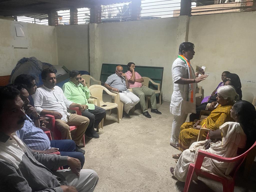 KBP_Smg's tweet photo. ನಮ್ಮ ಮತಕ್ಷೇತ್ರದ RML ನಗರ, ಗಾಂಧಿಬಜಾರ್, ಕುಂಬಾರ್ ಗುಂಡಿ ಪ್ರದೇಶದಲ್ಲಿ ಇಂದು ಹಮ್ಮಿಕೊಳ್ಳಲಾಗಿದ್ದ ಬೂತ್ ಮಟ್ಟದ #ಮತದಾರರಜಾಗೃತಿಸಭೆ ಯಲ್ಲಿ ಪಾಲ್ಗೊಂಡು ಕಾಂಗ್ರೆಸ್ ಗ್ಯಾರಂಟಿ ಕಾರ್ಡ್ ಗಳನ್ನು ವಿತರಿಸಿ ಮಾತನಾಡಿದೆ. ಕಾಂಗ್ರೆಸ್ ಸಾಧನೆಗಳು ಹಾಗೂ ಬಿಜೆಪಿ ವೈಫಲ್ಯಗಳ ಕುರಿತು ಮನವರಿಕೆ ಮಾಡಿಕೊಡಲಾಯಿತು.
@INCKarnataka @DKShivakumar https://t.co/Yrywosi0V6