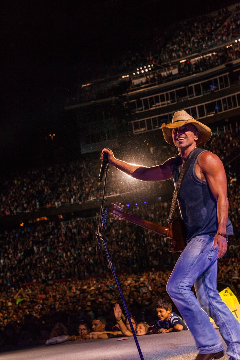 When the sun goes down, come to RODEOHOUSTON 🤠 Who wants <a href="/kennychesney/">Kenny Chesney</a> tickets?