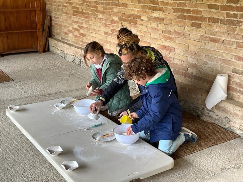 aula_ee's tweet photo. Los alumnos y alumnas de primero de primaria han visitado @canjulia, donde han podido aprender sobre el trabajo manual y la artesanía.
Se han convertido en artesanos por un día: primero han pintado y cocinado una pieza de cerámica con la técnica japonesa Rakú. https://t.co/IQ549Yg2tq