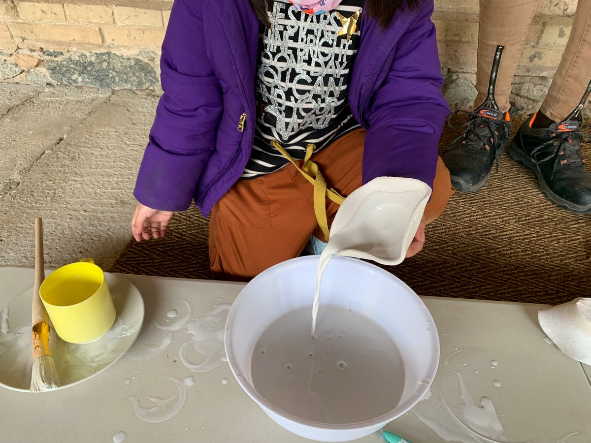 aula_ee's tweet photo. Los alumnos y alumnas de primero de primaria han visitado @canjulia, donde han podido aprender sobre el trabajo manual y la artesanía.
Se han convertido en artesanos por un día: primero han pintado y cocinado una pieza de cerámica con la técnica japonesa Rakú. https://t.co/IQ549Yg2tq