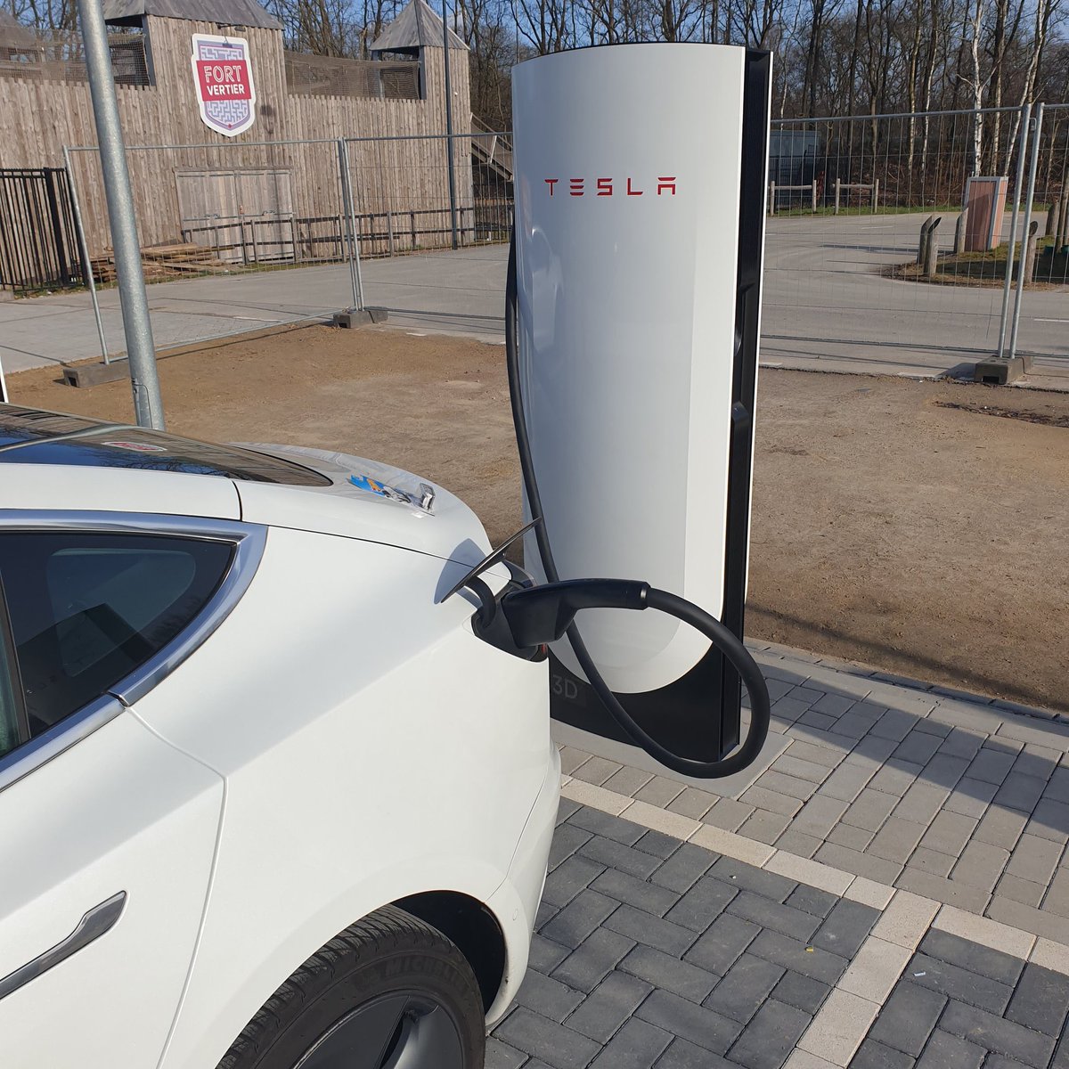 TeslaSlovakia's tweet photo. SUPERCHARGER V4: Up &amp; running

C: @fritsvanens/@electricfelix 
#TeslaSlovakia #wordsfirst https://t.co/7makxwwlDO