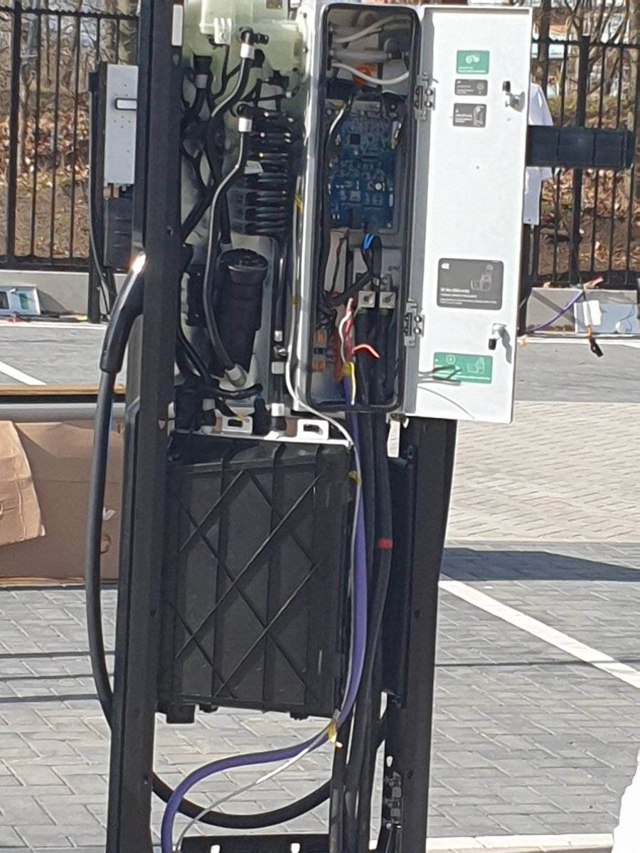 TeslaSlovakia's tweet photo. SUPERCHARGER V4: Up &amp; running

C: @fritsvanens/@electricfelix 
#TeslaSlovakia #wordsfirst https://t.co/7makxwwlDO