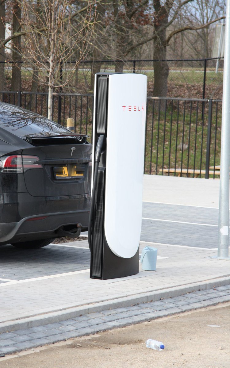 TeslaSlovakia's tweet photo. SUPERCHARGER V4: Up &amp; running

C: @fritsvanens/@electricfelix 
#TeslaSlovakia #wordsfirst https://t.co/7makxwwlDO
