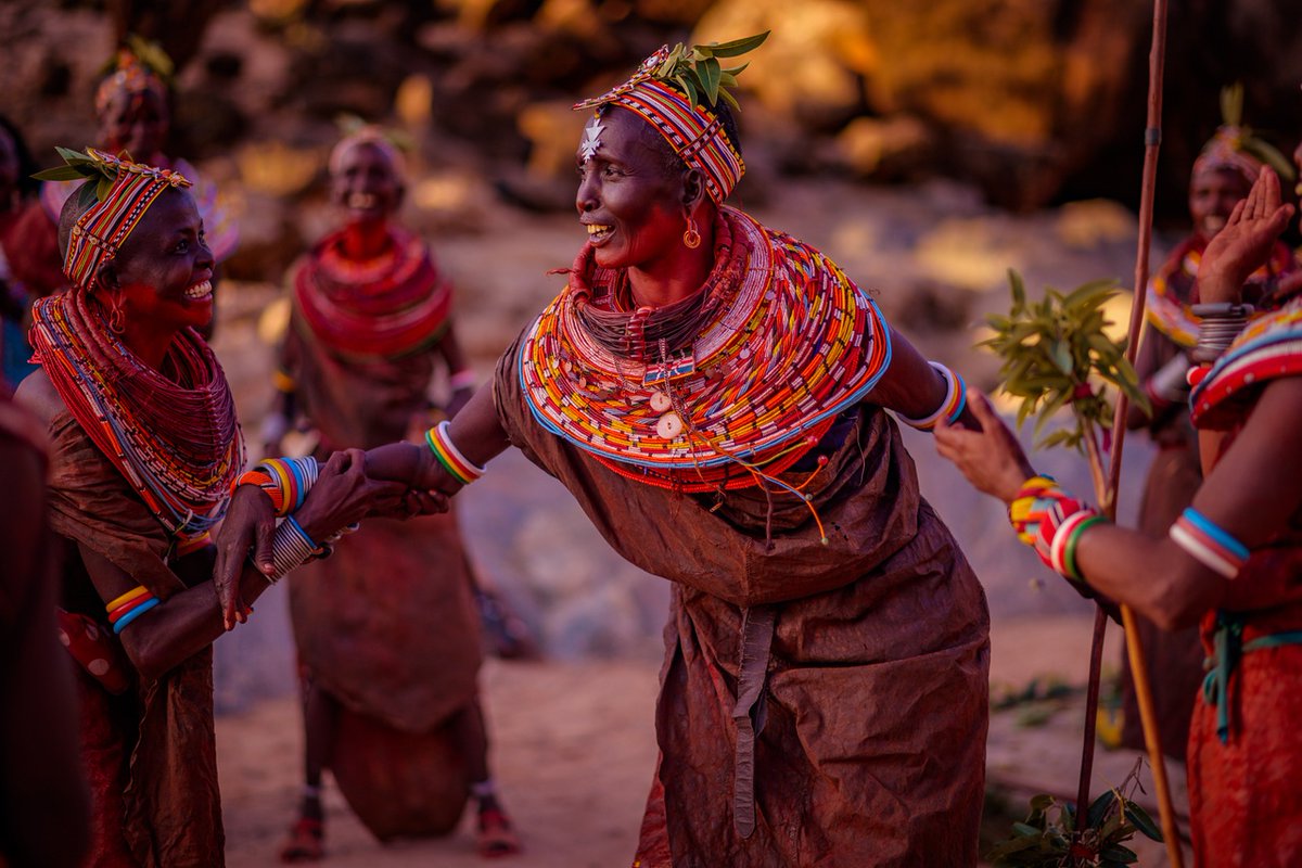 giraffe_manor's tweet photo. A unique ceremonial display by a group of powerful Samburu women.

Women from neighbouring areas unite to dance and chant their way to the riverbed, wishing for the prosperity of their families, crops and livestock.

📸 @klein_nettoh 

#DiscoverTheSafariCollection 
#Sasaab https://t.co/RGQ1H9092P