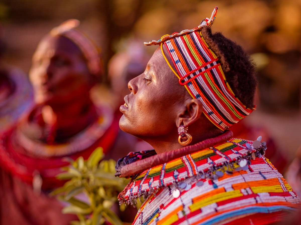 giraffe_manor's tweet photo. A unique ceremonial display by a group of powerful Samburu women.

Women from neighbouring areas unite to dance and chant their way to the riverbed, wishing for the prosperity of their families, crops and livestock.

📸 @klein_nettoh 

#DiscoverTheSafariCollection 
#Sasaab https://t.co/RGQ1H9092P