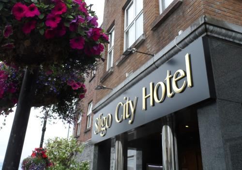 bladhairernag's tweet photo. COMÓRTAS ✨2 oíche leaba agus bricfeasta le dinnéar oíche amháin in @SligoCityHotel!

Tá @RosnaRun @TG4TV ag ceiliúradh 2,000 clár an Déardaoin seo, mar sin insigí dúinn cad iad na cuimhní atá agaibh ar an chlár, nó cén caractar is fearr libh le bheith san áireamh!

❤️ agus RT 😍 https://t.co/1nXxm13esE