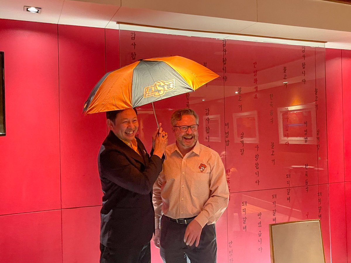 okstate_Global's tweet photo. It's true....orange looks great everywhere! πBangkok @OKStateAlumni @okstate
#GloballyOrange #OkstateGlobal #okstate https://t.co/zih0nfdylv