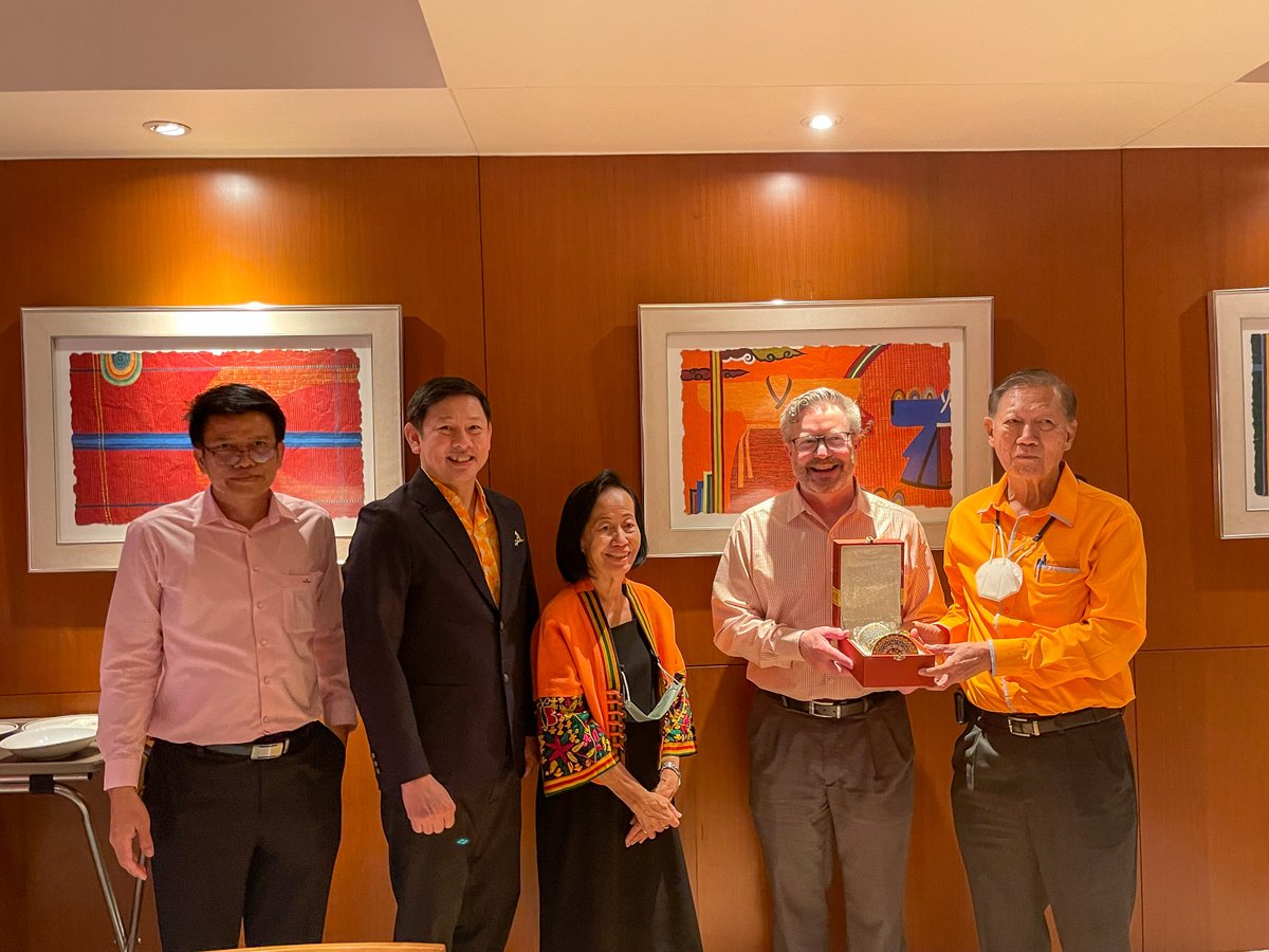 okstate_Global's tweet photo. It's true....orange looks great everywhere! πBangkok @OKStateAlumni @okstate
#GloballyOrange #OkstateGlobal #okstate https://t.co/zih0nfdylv