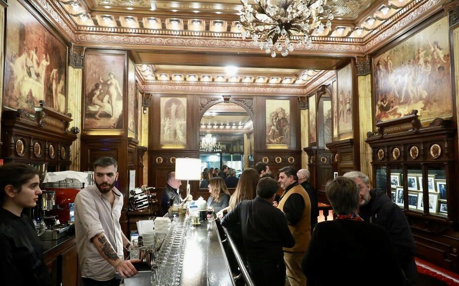 Le décor du célèbre Bar Romain, la cantine de l’Olympia, est à vendre ce vendredi à <a href="/Drouot/">Drouot</a> pour 10-15k€ !

Les 13 toiles de Gustave Surand, élève de JP Laurens, ornaient le restaurant depuis son ouverture en 1905 jusqu’à la fermeture en 2011. Ainsi disparaît l’âme de Paris…