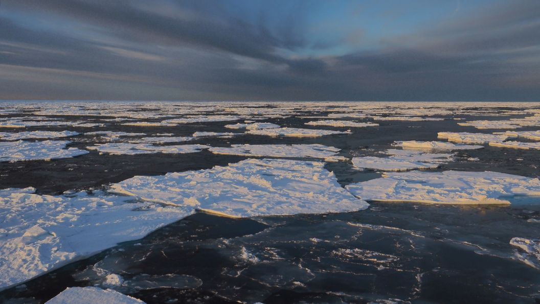 OceanSeaIceNPI's tweet photo. What happened with #Arctic sea ice in 2007? Our new study in @Nature shows a rather abrupt shift in sea-ice thickness in 2007 from long-term observations in Fram Strait. #FramStraitNPI @NorskPolar @CRiceS_H2020 @forskningsradet https://t.co/OXUK2oMgsj - explainer thread below: https://t.co/NGUnL4S1rG