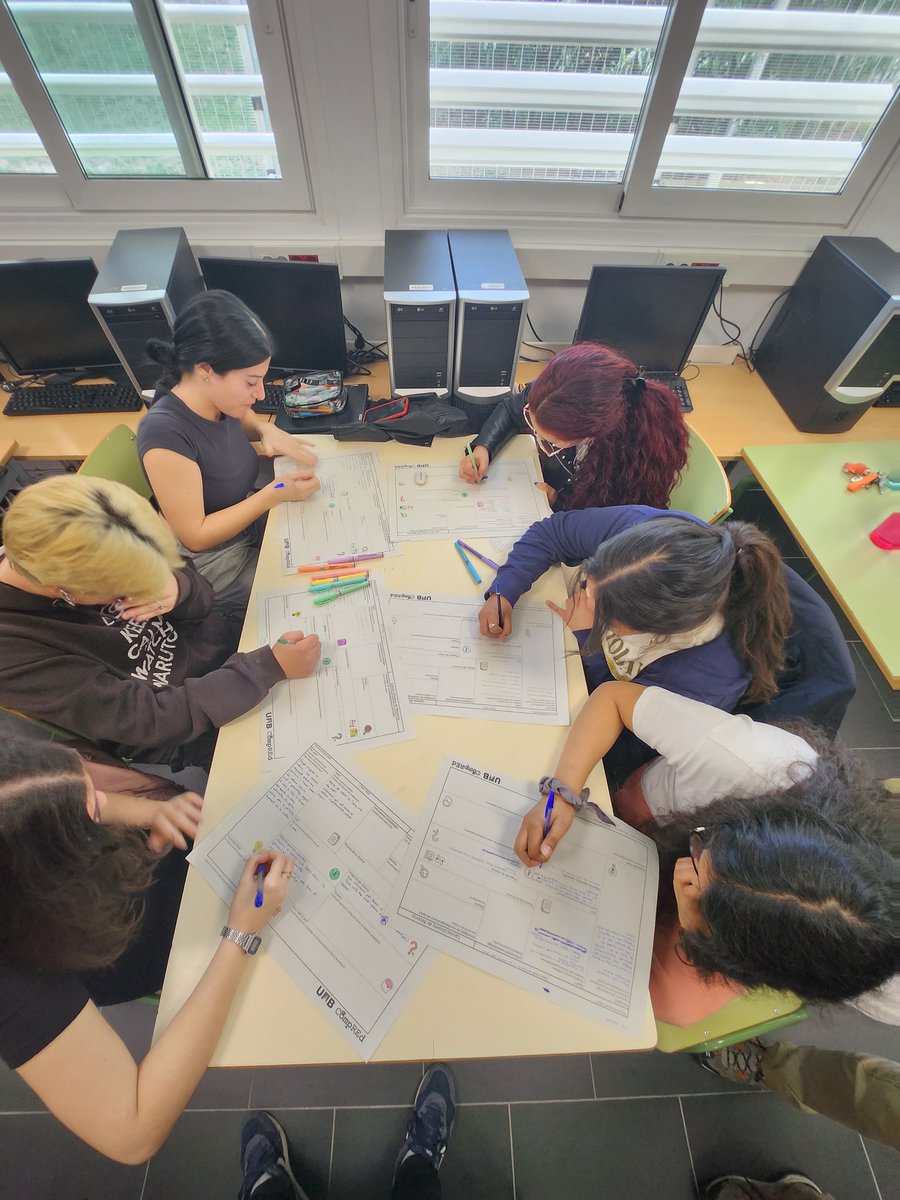 CompREd_UAB's tweet photo. Avui amb  l'alumnat de I batxillerat del INS Narcís Monturiol  hem pogut continuar el camí a la concreció dels seus objectius de recerca del #TDR

Avancem en l'aprenentatge i innovació amb el treball conjunt entre professorat, investigadors i alumnes 🤞🏼 https://t.co/pkYT1dpEIS