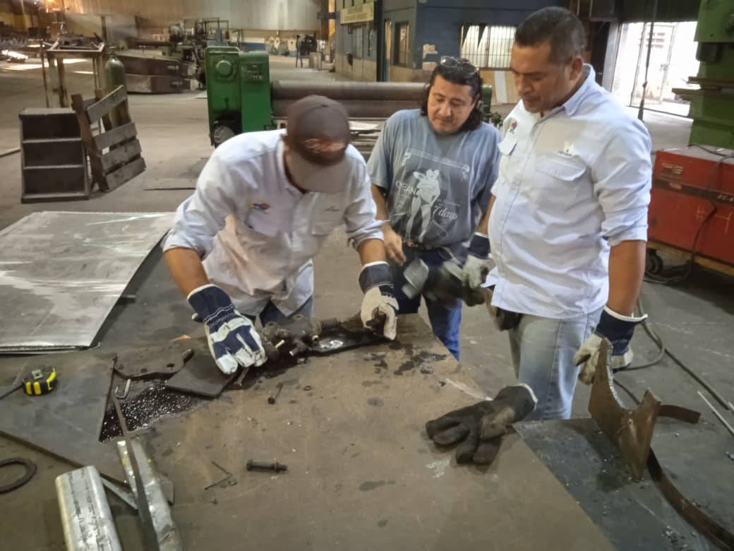 VENALUM_CVG's tweet photo. #Entérate || Nuestros técnicos de Taller Central  activos en la fabricación y reparación  de piezas y partes necesarias dentro del proceso productivo de la reductora.
#CVGTrabajamosParaTi 
#CVGVenalumAvanza https://t.co/1q0k9iWLZt