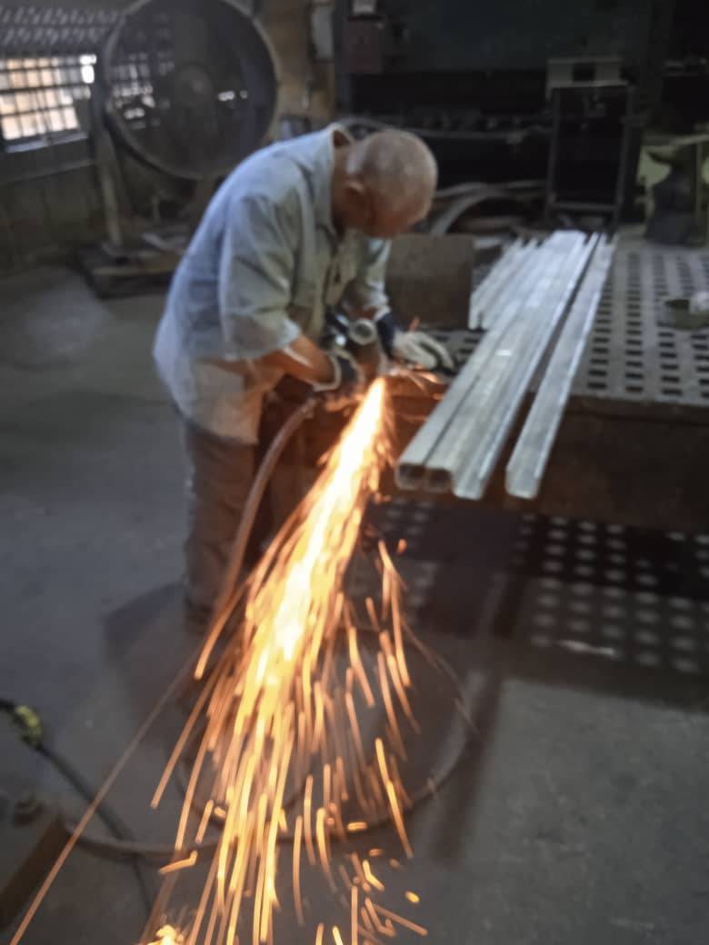 VENALUM_CVG's tweet photo. #Entérate || Nuestros técnicos de Taller Central  activos en la fabricación y reparación  de piezas y partes necesarias dentro del proceso productivo de la reductora.
#CVGTrabajamosParaTi 
#CVGVenalumAvanza https://t.co/1q0k9iWLZt