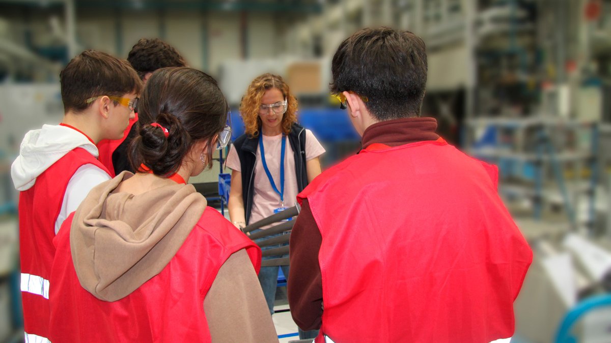 Celebramos en Zamudio el Día de la Industria junto a @fvem_es. Estudiantes de 1º de bachillerato de Asti Leku Ikastola han podido visitar nuestra factoría y descubrir la industria aeronáutica desde dentro gracias a la iniciativa de <a href="/Industria_RNK/">Industria Erronka</a> 
#Steam