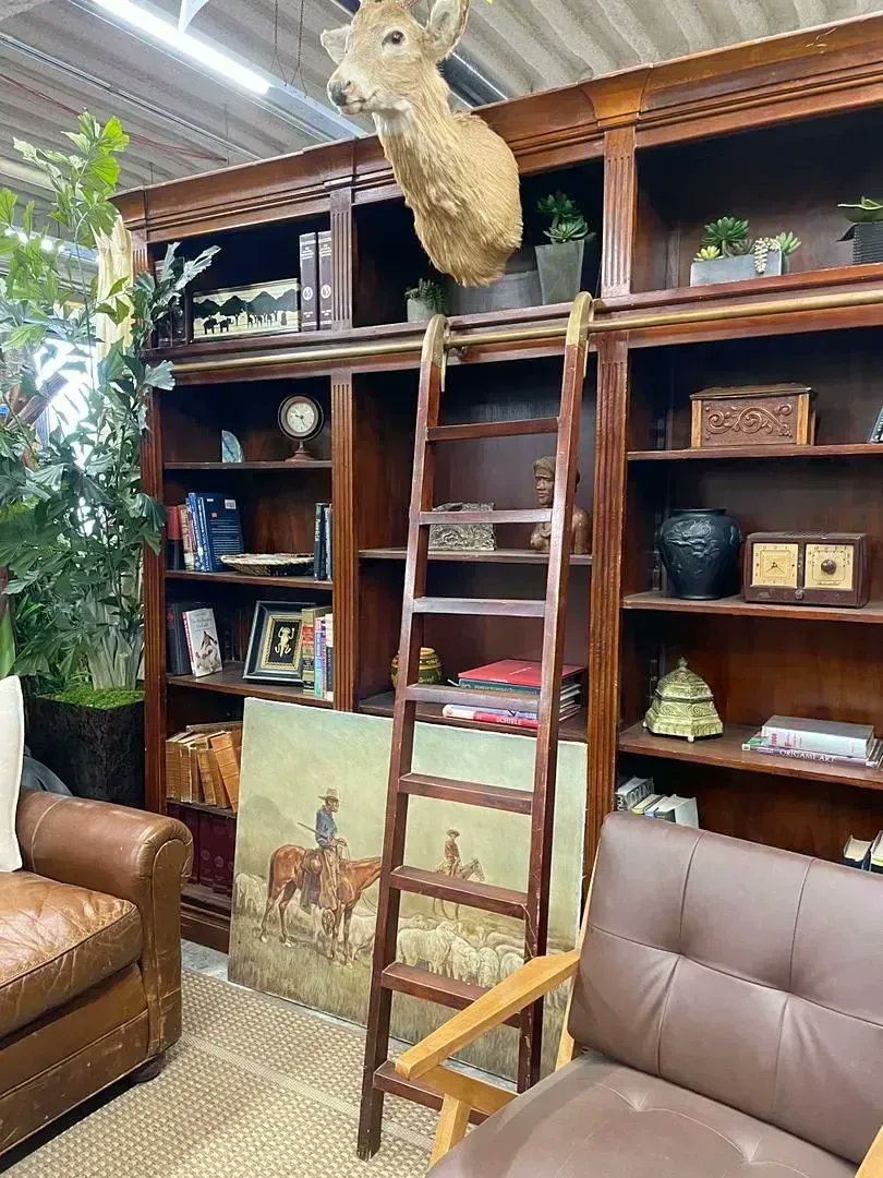 UniStudiosLot's tweet photo. The 1st floor of our #warehouse includes vingettes full of a variety of pieces from our inventory to help inspire! This rustic study set up has leather #chairs, #rugs, #handprops and even a stuffed #deerhead! Everything can be rented 🤩
#Uniprops #setdecor #furniture #proprental https://t.co/j4SUFDDVDh