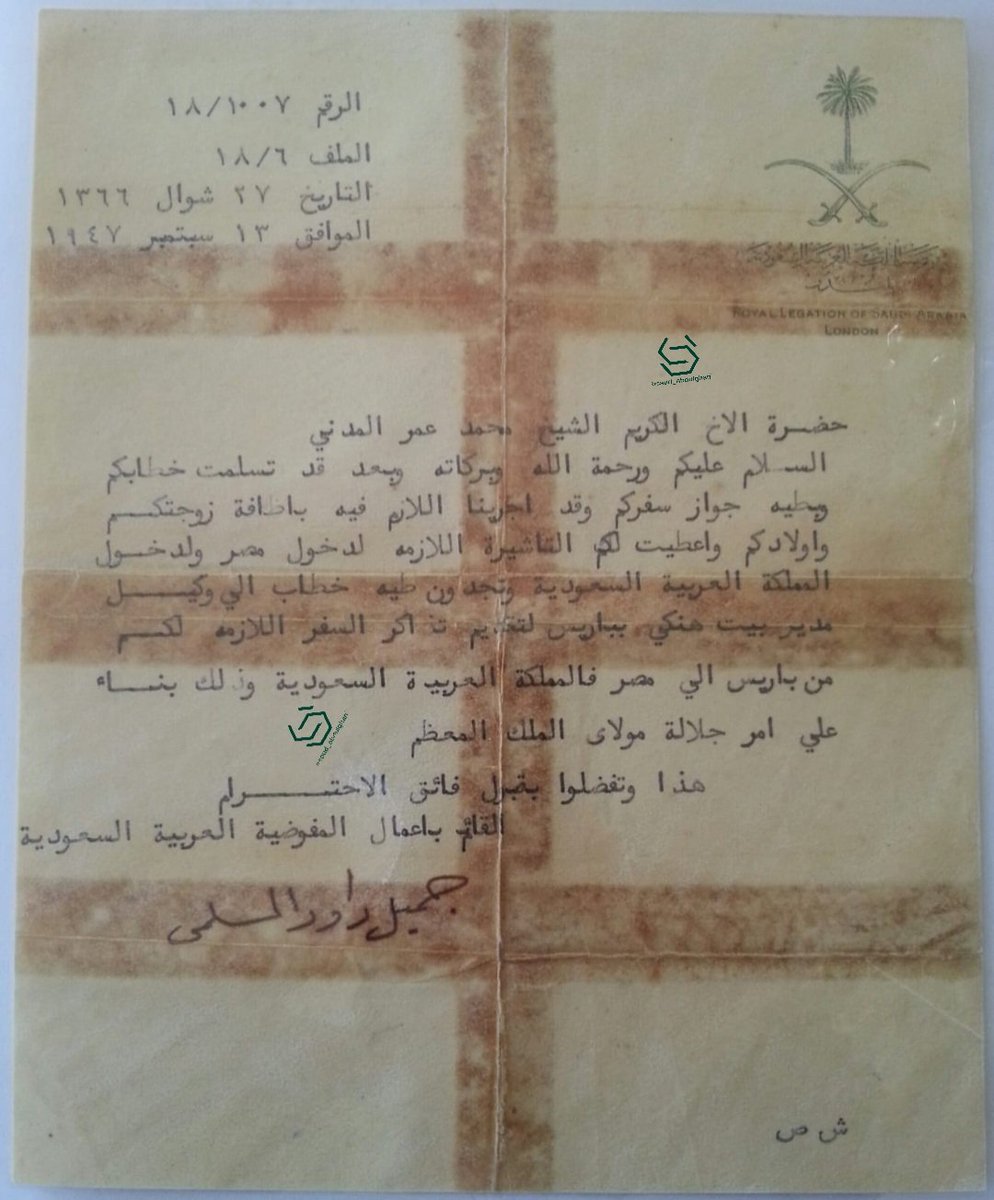 saud_abdulghani's tweet photo. الدكتور محمد بن عمر المدني، ولد ونشأ بالمدينة، خُطف من المدينة ايام سفر برلك وعمره دون العاشرة، فر من خاطفيه في بلاد الشام وعمل بمزرعة حتى جمع بعض المال، توجه إلى مصر وعمل في بقالة بميناء الإسكندرية وعمره 15 عاما، تعرف على قبطان إحدى السفن التجارية التي كانت تنقل البضائع بين مصر وفرنسا وطلب منه أن ينقله إلى فرنسا وهو لا يقرأ ولا يكتب، في فرنسا بدأ رحلة التعليم فأتقن الفرنسية واكمل دراسته حتى التحق بكلية الطب بجامعة باريس آنذاك، تزوج من سيدة فرنسية وانجب 4 أولاد و 3 بنات، في عام 1947م خاطب الملك عبدالعزيز رحمهما الله طالبا العودة إلى بلده الأم حيث كان خارجها وقت التاسيس، أصدر الملك عبدالعزيز اوامره بإرجاع د.محمد وجميع أفراد أسرته إلى المملكة وعاش بمدينة جدة، توفي بالطائف ودفن بمقبرة العباس (المصدر  حفيده المهندس أسامة مدني حفظه الله).