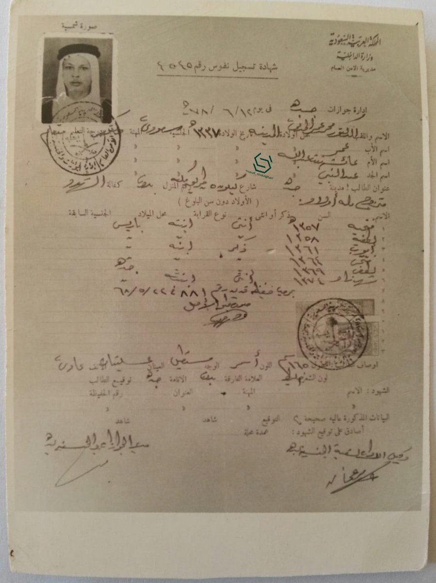 saud_abdulghani's tweet photo. الدكتور محمد بن عمر المدني، ولد ونشأ بالمدينة، خُطف من المدينة ايام سفر برلك وعمره دون العاشرة، فر من خاطفيه في بلاد الشام وعمل بمزرعة حتى جمع بعض المال، توجه إلى مصر وعمل في بقالة بميناء الإسكندرية وعمره 15 عاما، تعرف على قبطان إحدى السفن التجارية التي كانت تنقل البضائع بين مصر وفرنسا وطلب منه أن ينقله إلى فرنسا وهو لا يقرأ ولا يكتب، في فرنسا بدأ رحلة التعليم فأتقن الفرنسية واكمل دراسته حتى التحق بكلية الطب بجامعة باريس آنذاك، تزوج من سيدة فرنسية وانجب 4 أولاد و 3 بنات، في عام 1947م خاطب الملك عبدالعزيز رحمهما الله طالبا العودة إلى بلده الأم حيث كان خارجها وقت التاسيس، أصدر الملك عبدالعزيز اوامره بإرجاع د.محمد وجميع أفراد أسرته إلى المملكة وعاش بمدينة جدة، توفي بالطائف ودفن بمقبرة العباس (المصدر  حفيده المهندس أسامة مدني حفظه الله).