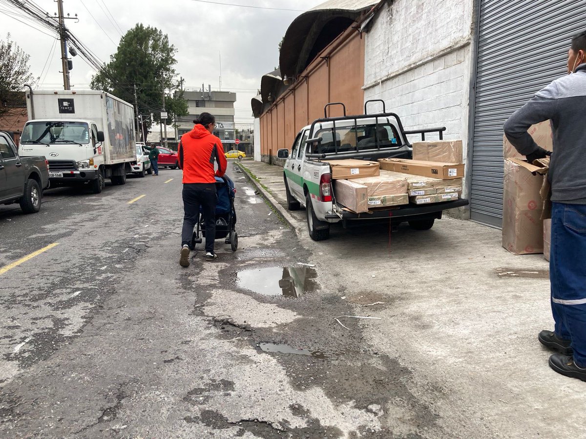 Para 🚶🏻en #Quito tienes que saber a lo que te metes.
Aceras completamente inaccesibles, por cualquier razón, la <a href="/fybeca/">fybeca</a> con una mega rampa para los 🚙 de sus clientes y los de <a href="/ElBosqueEC/">El Bosque</a> con sus 🚛 en toda la calle y utilizando la acera xq les falta.
<a href="/AMT_Quito/">AMTQuito</a> <a href="/NoNegligencia/">Más allá de los cuentos</a>