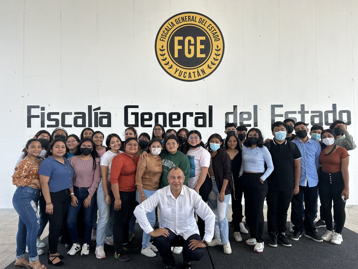SanAltamiranoE's tweet photo. De nueva cuenta de visita con alumnos de @ceummx a las Instalaciones de la Fiscalía General del Estado @fgeyucatan Seguimos formando gente de bien y de justicia https://t.co/GpHd2XTO4l