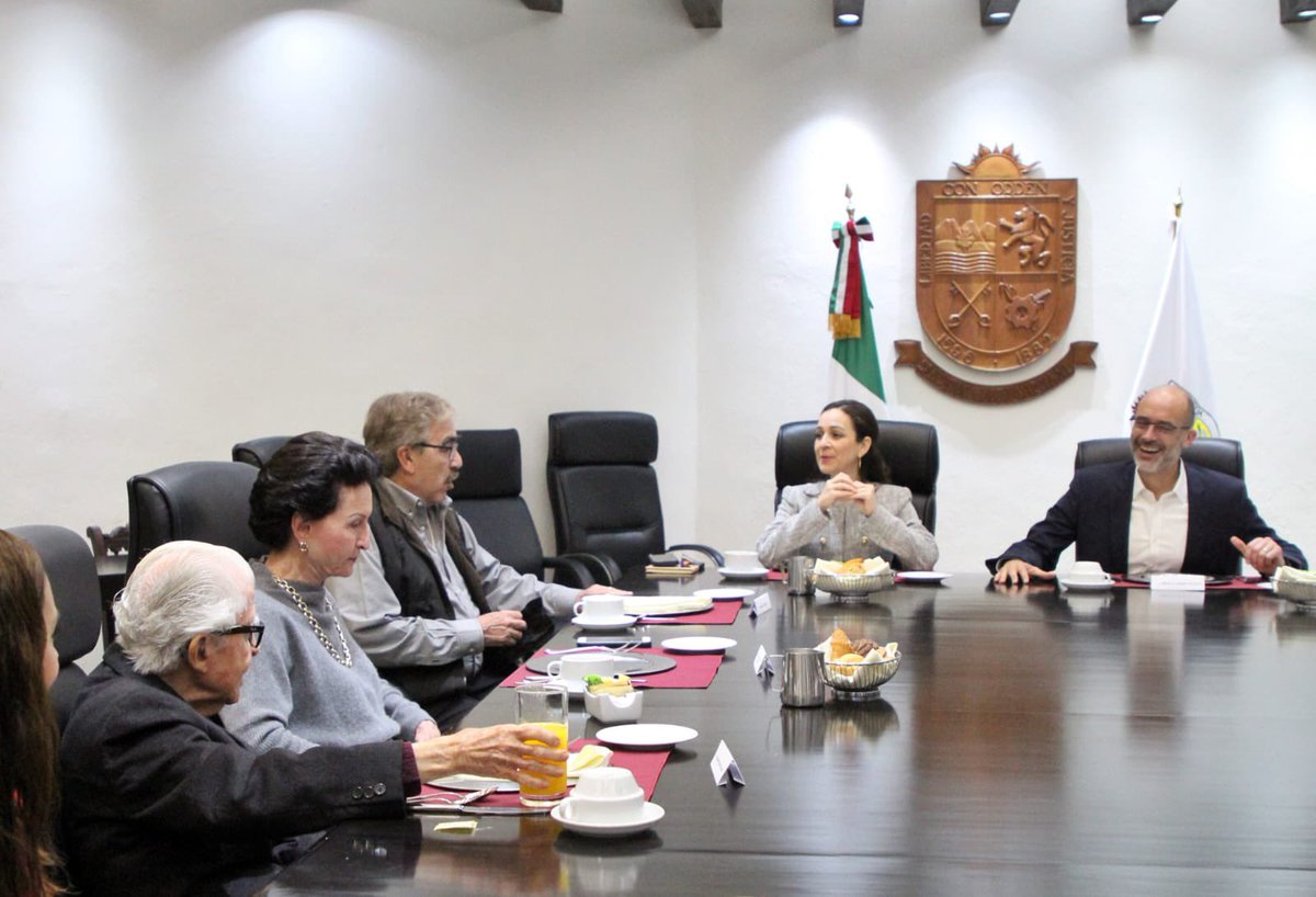 miguelbtrevino's tweet photo. Hoy me junté con ex alcaldes y el ex gobernador, para platicar y presentarles los avances y métodos que estamos implementando en materia de seguridad. 

Poder compartir nuestros resultados y métodos para tomar retroalimentación de sus experiencias nos ayuda a seguro mejorando. https://t.co/I4qmJbdDbg