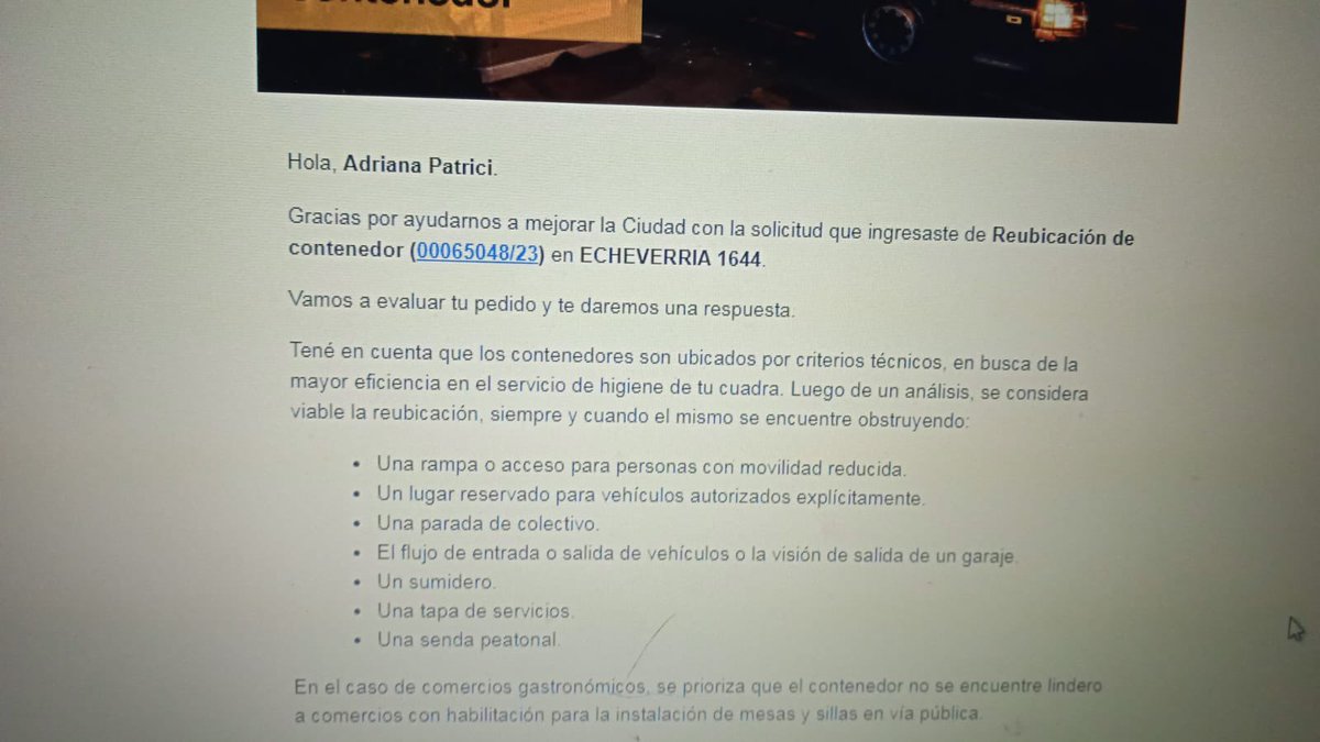 vicky_lamia's tweet photo. Esta sobre línea amarilla, no permite que la gente con discapacidad baje de los colectivos, está bloqueando en paso del estacionamiento de un vecino, no se aguanta el olor y ni hablemos de las ratas.. adjuntamos evidencias. Por favor pedimos que nos ayuden a compartir. @carod2015 https://t.co/1NRHqAsENK