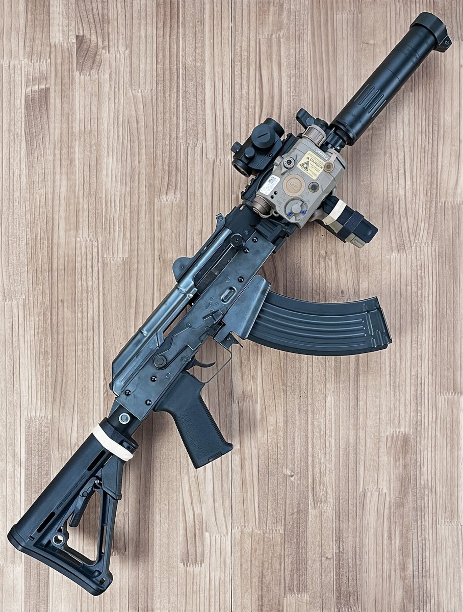 WEのAKM+AKSのキメラと、ちまちま集めていた安めのパーツ類でバイオ8の「ドラグーン（なんちゃって）」組んだ
そもそもDRACOじゃないし、パーツも結構違うけど、
遠くから見ればそれっぽく見えそうだし、とりあえず満足！
#BiohazardVillage
#ResidentEvilVillage