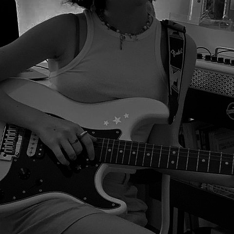 𝐅inalmente consegui vir a público para me apresentar. Olá, Sou a Viktoria! Uma guitarrista que sonha em ser conhecida mundialmente (mas atualmente tenho uma guitarra e um sonho) e uma modelo amadora em busca de uma agência. Prazer em conhecê-los.