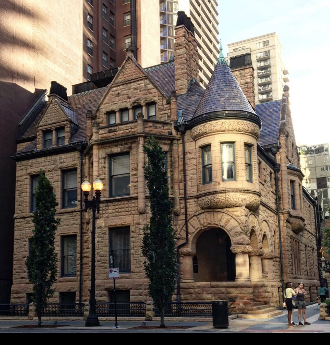chiarchitecture's tweet photo. The #CableHouse in #Chicago's #RiverNorth neighborhood is a Richardsonian Romanesque-style, built in 1886 by Cobb &amp; Frost. It was bought by the #McCormick family in 1902 &amp; was designated a Chicago Landmark in 1991. 📸 : rock_camp via Instagram 25 E. Erie #architecture #history https://t.co/Y4XwTCq9Sm