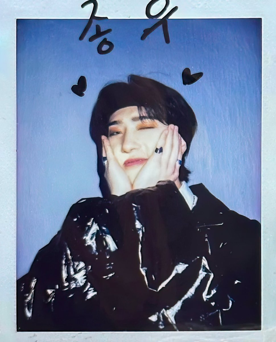 4jongwoo's tweet photo. jongwoo's back door polaroid 🔥 https://t.co/utCQkMEob8