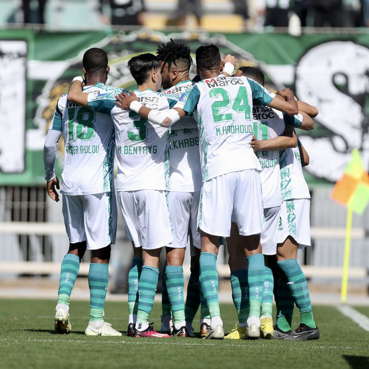 RCAofficiel's tweet photo. We’ll always stand together ✊🏻💚 https://t.co/WukieoNFXQ