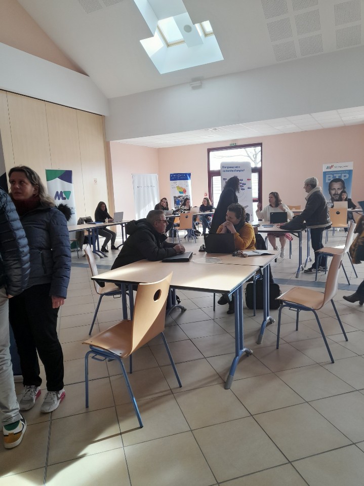 Foucras2's tweet photo. #poleemploi de Denain le forum "l'emploi près de chez vous" c'était ce matin! rencontre de 7 employeurs en proximité pour les demandeurs d'emploi des communes de #Hordain #LieuStAmand  #Avesneslesec des opportunités d'emploi🎯 #Emploi #Recrutement @hottin_sullivan @sdewaele59111 https://t.co/FawhejpIfN